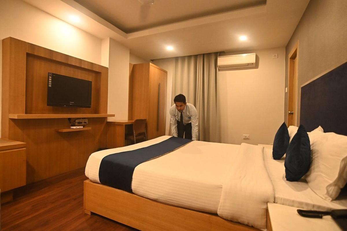 Hotel Prag Continental Guwahati Exterior foto