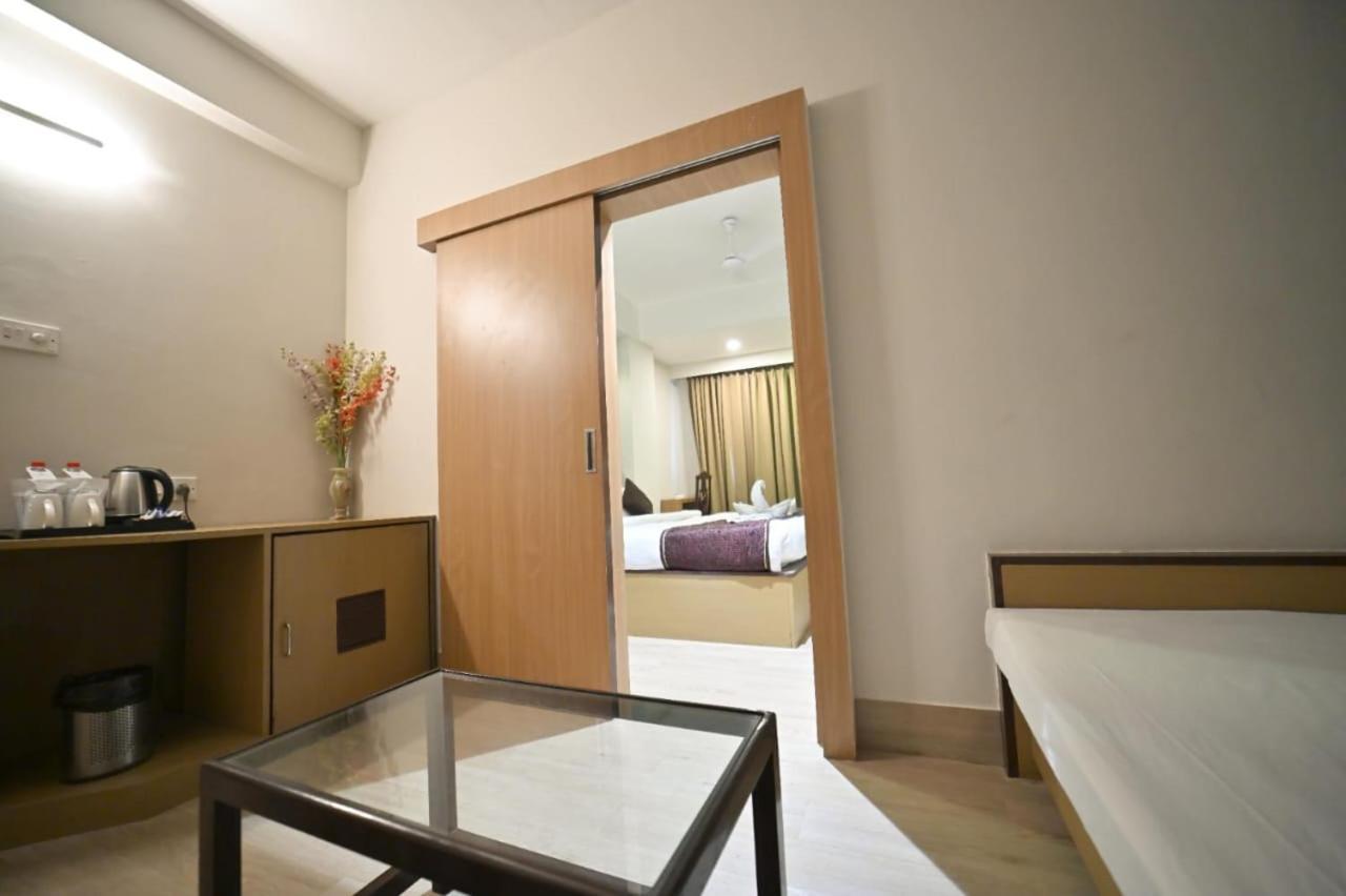 Hotel Prag Continental Guwahati Exterior foto