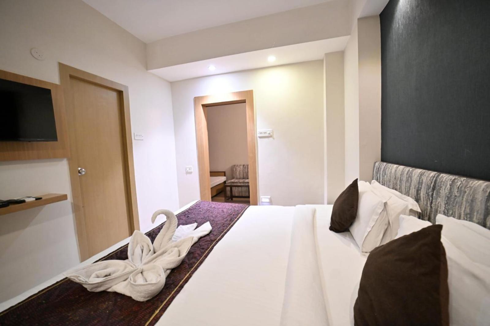 Hotel Prag Continental Guwahati Exterior foto